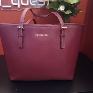 EUC Michael Kors Jet Set Travel Medium Tote Dark Berry Saffiano Leather.